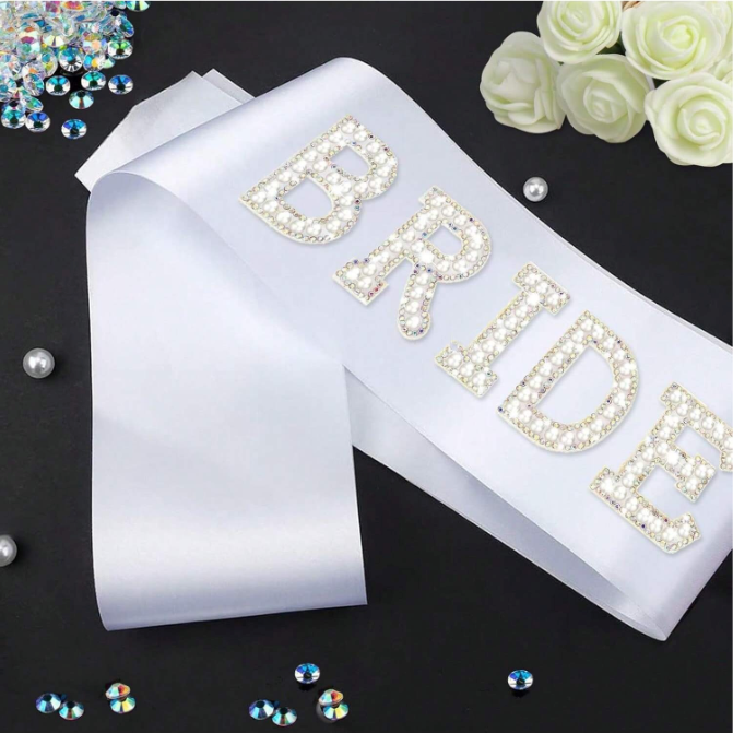 Bride Sjerp - Witte Sjerp met Parelletters - Vrijgezellenfeest Accessoire - 80 cm Lang - Bride To Be