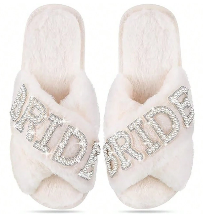 Bride Slippers - Luxe Witte Pantoffels met Parelletters - Zachte Pluche Vrijgezellenfeest Accessoire - Beschikbaar in EU Maten 36-41