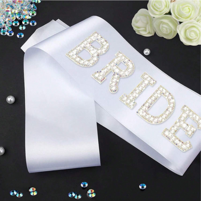 Bride Sjerp - Witte Sjerp met Parelletters - Vrijgezellenfeest Accessoire - 80 cm Lang - Bride To Be