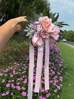 Bruiloft Auto Decoratie – 1 stuk - Driekoppige Roze Rozen – Kunstbloemen Corsage – Autospiegel Versiering – Deurhendel – Spiegel – Auto – 50cm – Met Linten – Bruidsauto Bloemstuk