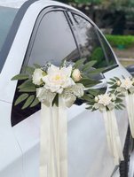 Bruiloft Auto Decoratie – 1 stuk - Driekoppige Roze Rozen – Kunstbloemen Corsage – Autospiegel Versiering – Deurhendel – Spiegel – Auto – 50cm – Met Linten – Bruidsauto Bloemstuk