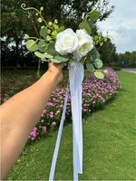 Bruiloft Auto Decoratie – 1 stuk - Driekoppige Roze Rozen – Kunstbloemen Corsage – Autospiegel Versiering – Deurhendel – Spiegel – Auto – 50cm – Met Linten – Bruidsauto Bloemstuk
