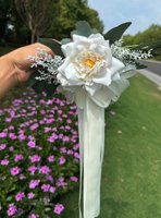Bruiloft Auto Decoratie – 1 stuk - Driekoppige Roze Rozen – Kunstbloemen Corsage – Autospiegel Versiering – Deurhendel – Spiegel – Auto – 50cm – Met Linten – Bruidsauto Bloemstuk