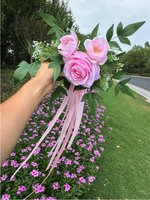 Bruiloft Auto Decoratie – 1 stuk - Driekoppige Roze Rozen – Kunstbloemen Corsage – Autospiegel Versiering – Deurhendel – Spiegel – Auto – 50cm – Met Linten – Bruidsauto Bloemstuk