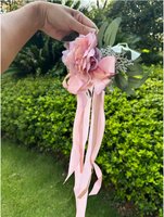 Bruiloft Auto Decoratie – 1 stuk - Driekoppige Roze Rozen – Kunstbloemen Corsage – Autospiegel Versiering – Deurhendel – Spiegel – Auto – 50cm – Met Linten – Bruidsauto Bloemstuk