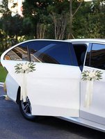 Bruiloft Auto Decoratie – 1 stuk - Driekoppige Roze Rozen – Kunstbloemen Corsage – Autospiegel Versiering – Deurhendel – Spiegel – Auto – 50cm – Met Linten – Bruidsauto Bloemstuk